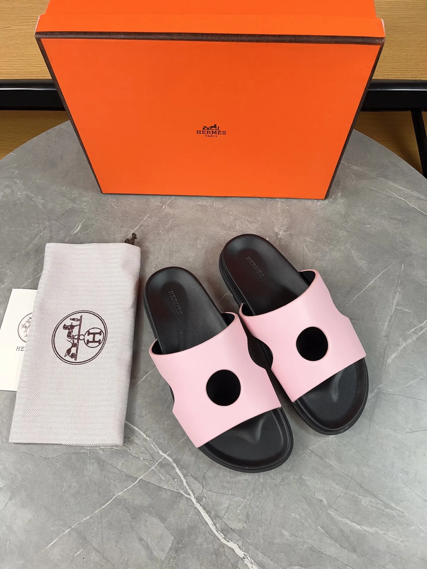 p400🐮🐮H family classic (couple style) Hermes Hermes spring and summer sandals series! Classic style, always popular slippers - sandals, great with any combination! ! ! Upper: imported PU inner lining: imported mixed sheepskin Outsole: Tpu non-slip and wear-resistant outsole Female size: 35-40 (customized at 41) Male size: 39-45 (customized at 39.45)